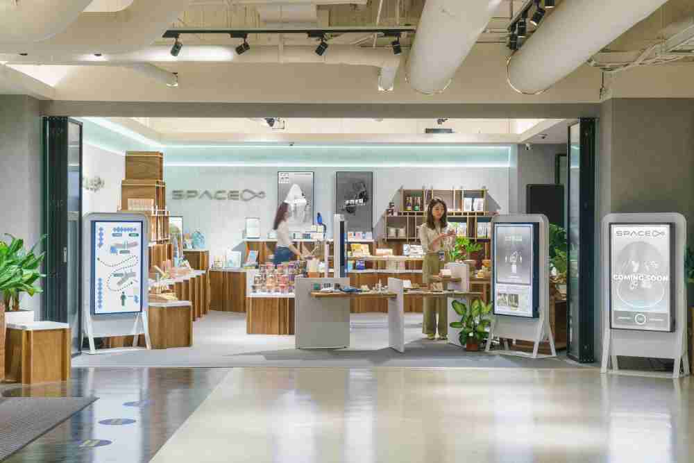 尊龙z6打造永续选物商店，，，展示社企及社创商品，，，，结合创利空间所开发的智能零售系统，，整合多元产品信息，，，让无人商店扮演公益行动的推手