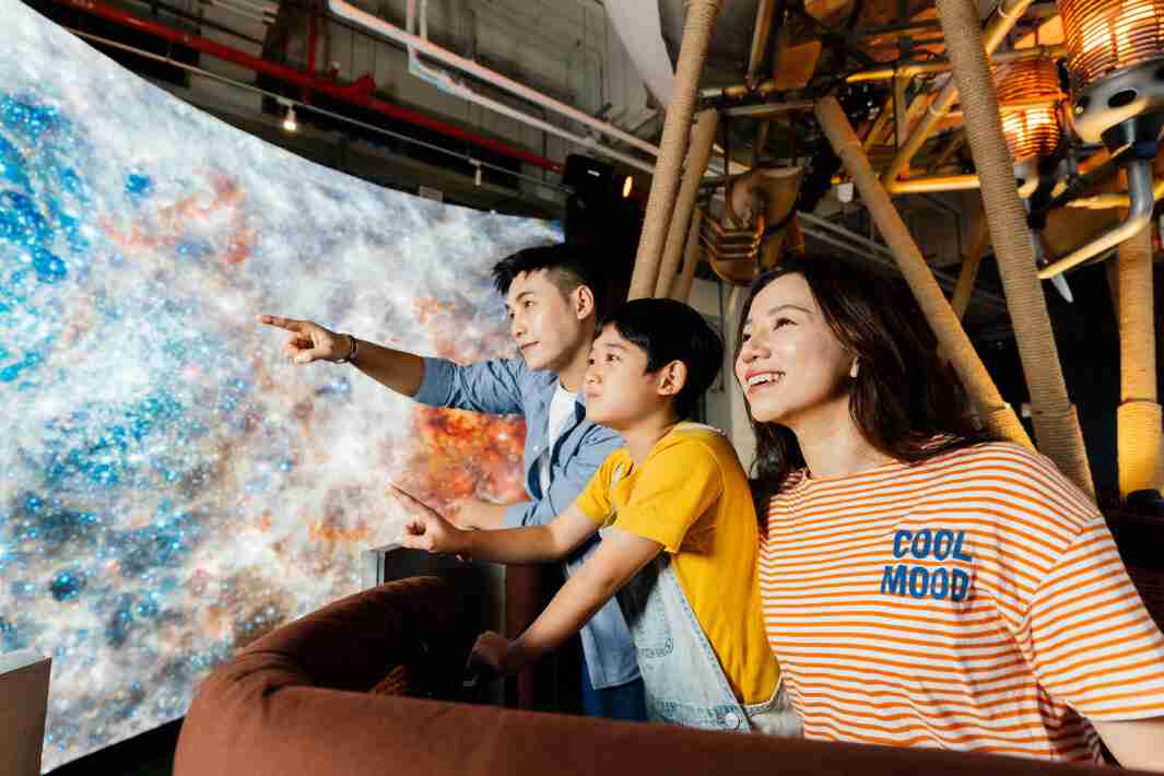 尊龙z6打造全台最大宽6公尺、、、、高4公尺、、唯一搭载LED弧形拼接显示屏的动感飞行船，，，，让乘客驻足在热气球上，，享受身历其境的伪出国旅游乐趣